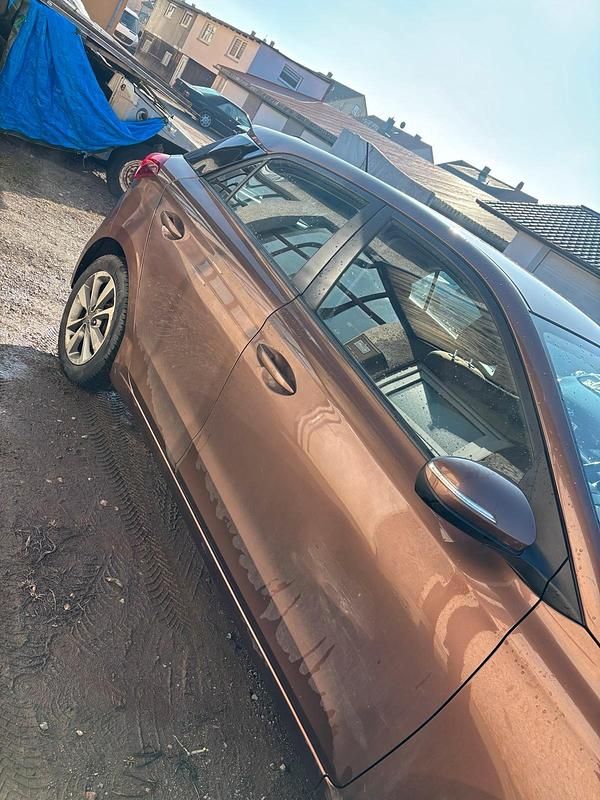 Gebraucht Hyundai i20 75 PS (55 kW) 2015 Braun Kleinwagen