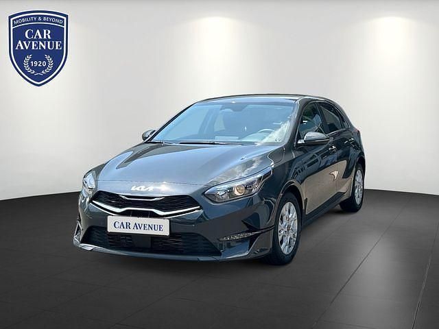 Grau (pentametal metallic (grau)) Gebraucht 2025 Kia Ceed Kleinwagen | 24.590 € (Fairer Preis) - Bild 1/4