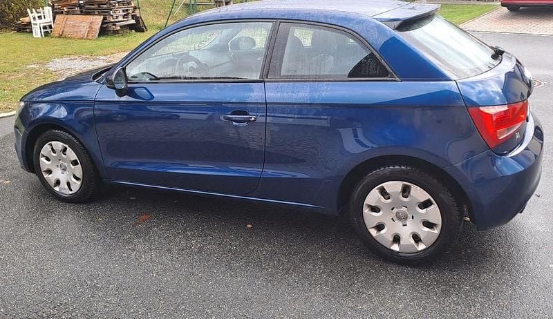 Gebraucht Audi A1 Attraction 86 PS (63 kW) 2012 Blau Kleinwagen