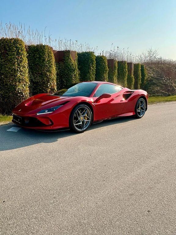 Rot Gebraucht 2021 Ferrari F8 Coupé | 349.860 € - Bild 1/4