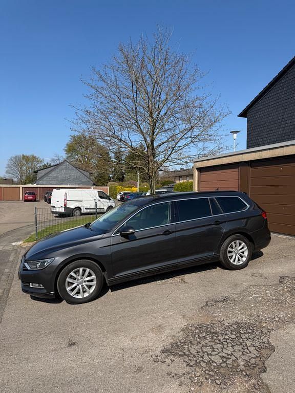 Gebraucht VW Passat Comfortline 120 PS (88 kW) 2018 Grau Kombi