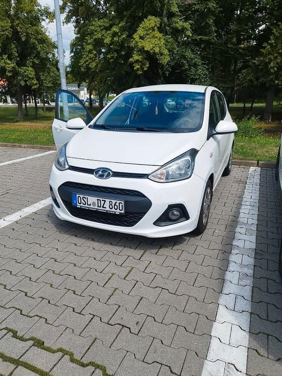 Weiß Gebraucht 2015 Hyundai i10 Trend Kleinwagen | 6.000 € (Guter Preis) - Bild 1/4