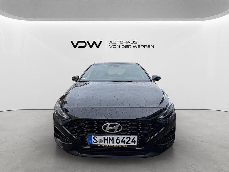 Gebraucht Hyundai i30 Advantage 120 PS (88 kW) 2024 Abyss black (schwarz) Limousine
