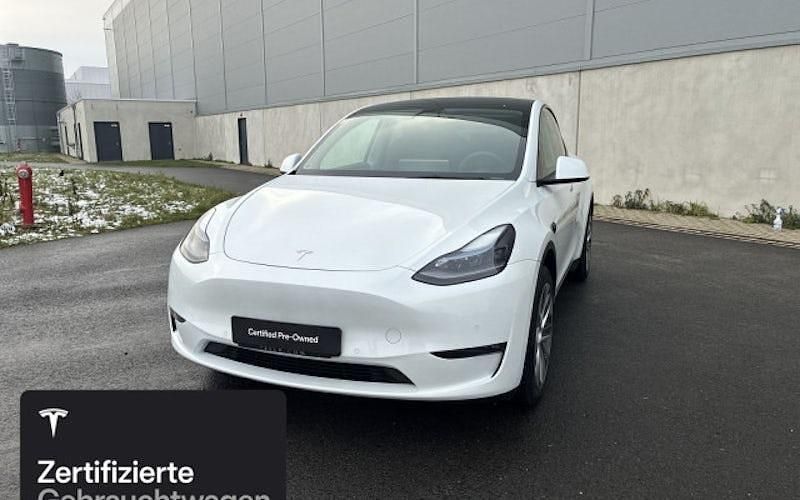 Weiß Gebraucht 2022 Tesla Model Y SUV | 38.400 € (Etwas zu teuer) - Bild 1/4