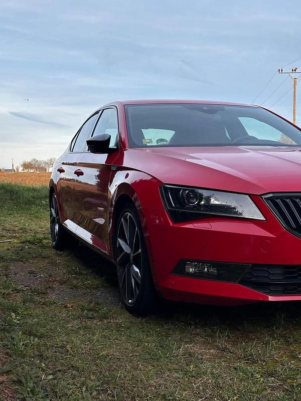 Rot Gebraucht 2017 Skoda Superb Limousine | 21.000 € (Fairer Preis) - Bild 1/4