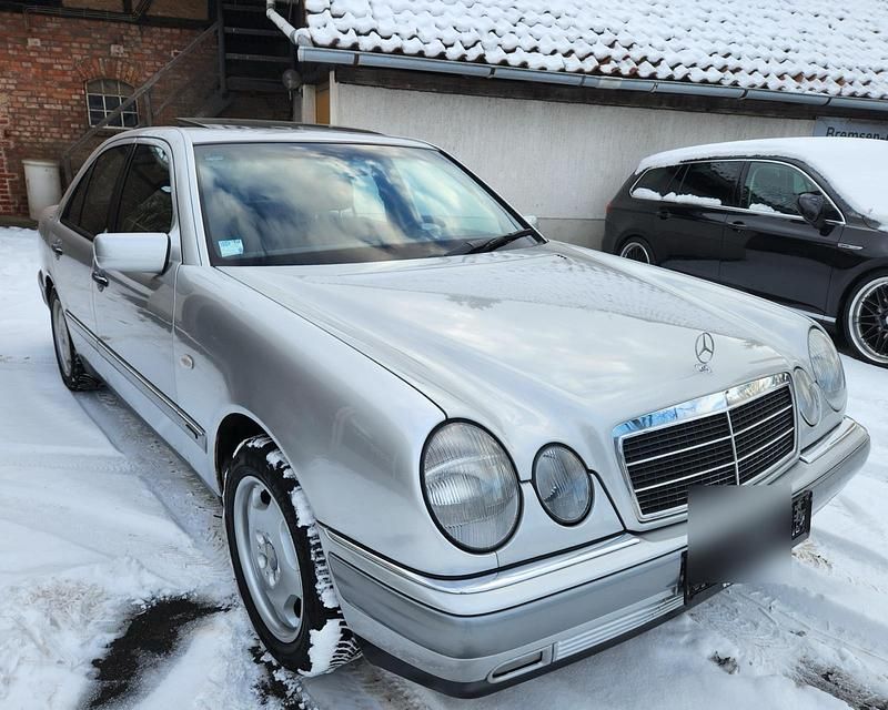 Grau Gebraucht 1997 Mercedes E280 Limousine | 4.200 € (Fairer Preis) - Bild 1/4