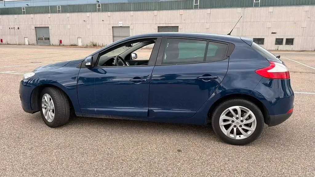 Gebraucht Renault Mégane Dynamique 116 PS (85 kW) 2012 Blau Limousine