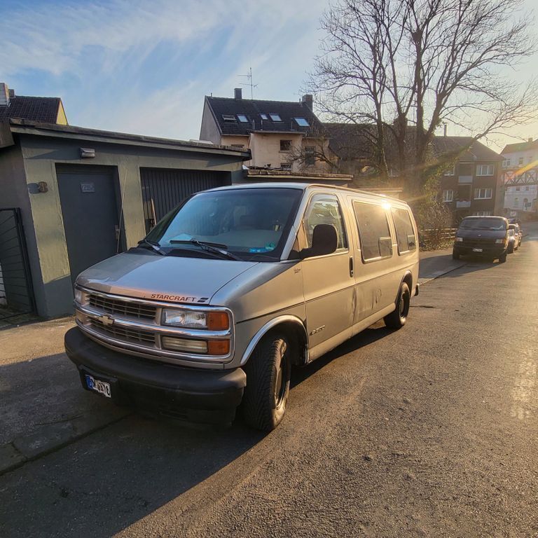 Gold Gebraucht 2002 Chevrolet Express Van / Kleinbus | 7.999 € - Bild 1/4