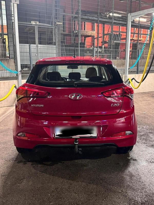 Gebraucht Hyundai i20 75 PS (55 kW) 2015 Rot Kleinwagen