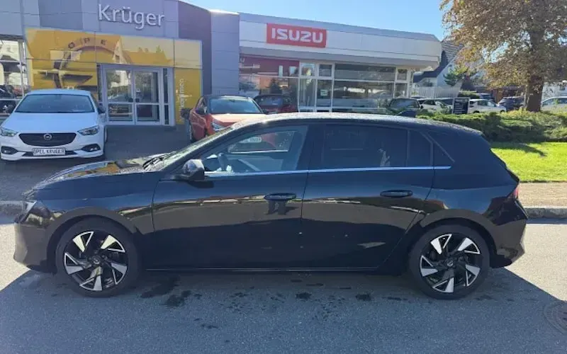 Gebraucht Opel Astra Elegance 131 PS (96 kW) 2022 Diamant schwarz/karbon schwarz (metallic) Kleinwagen
