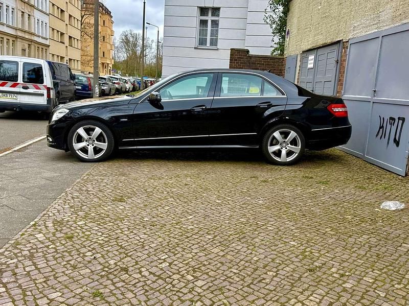 Gebraucht Mercedes E200 Avantgarde 184 PS (135 kW) 2010 Schwarz Limousine