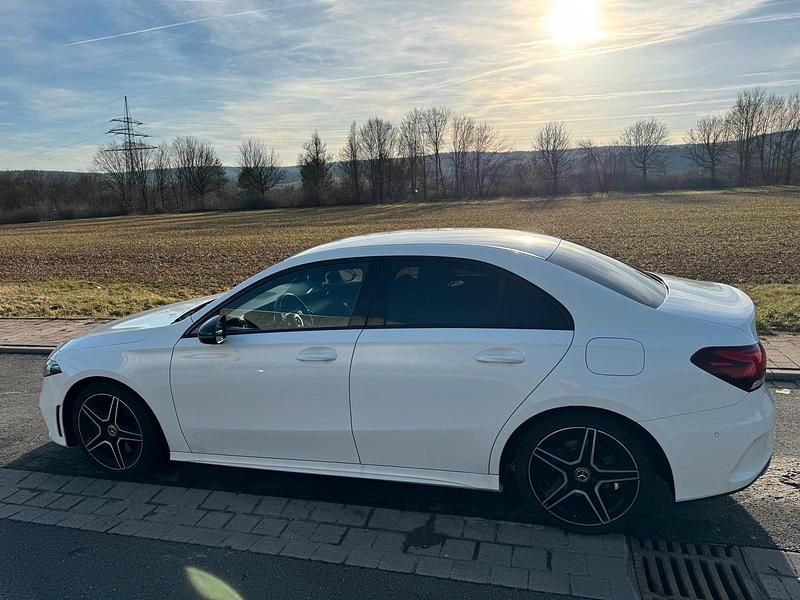 Weiß Gebraucht 2021 Mercedes A250 Limousine | 27.599 € (Guter Preis) - Bild 1/4