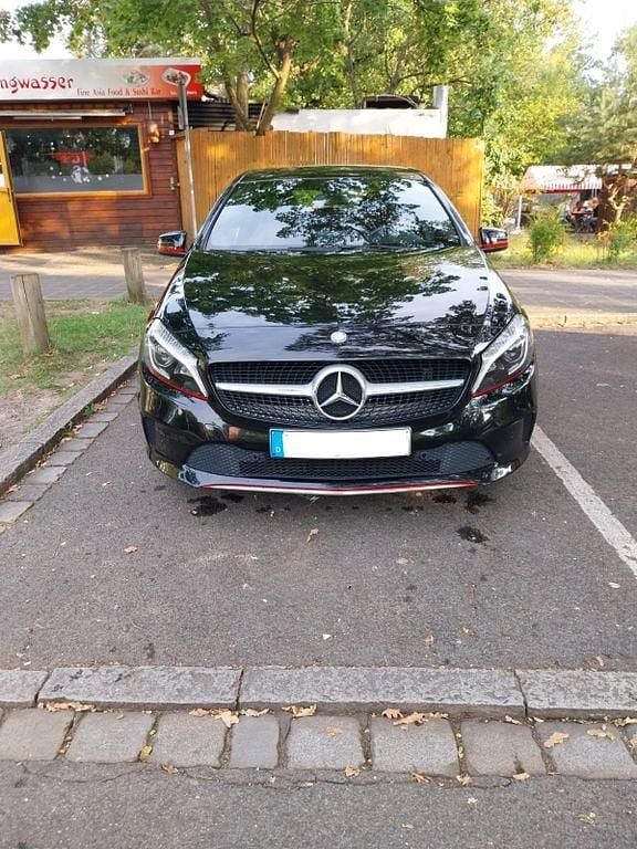 Schwarz Gebraucht 2016 Mercedes A160 Urban Limousine | 12.000 € (Superpreis) - Bild 1/4