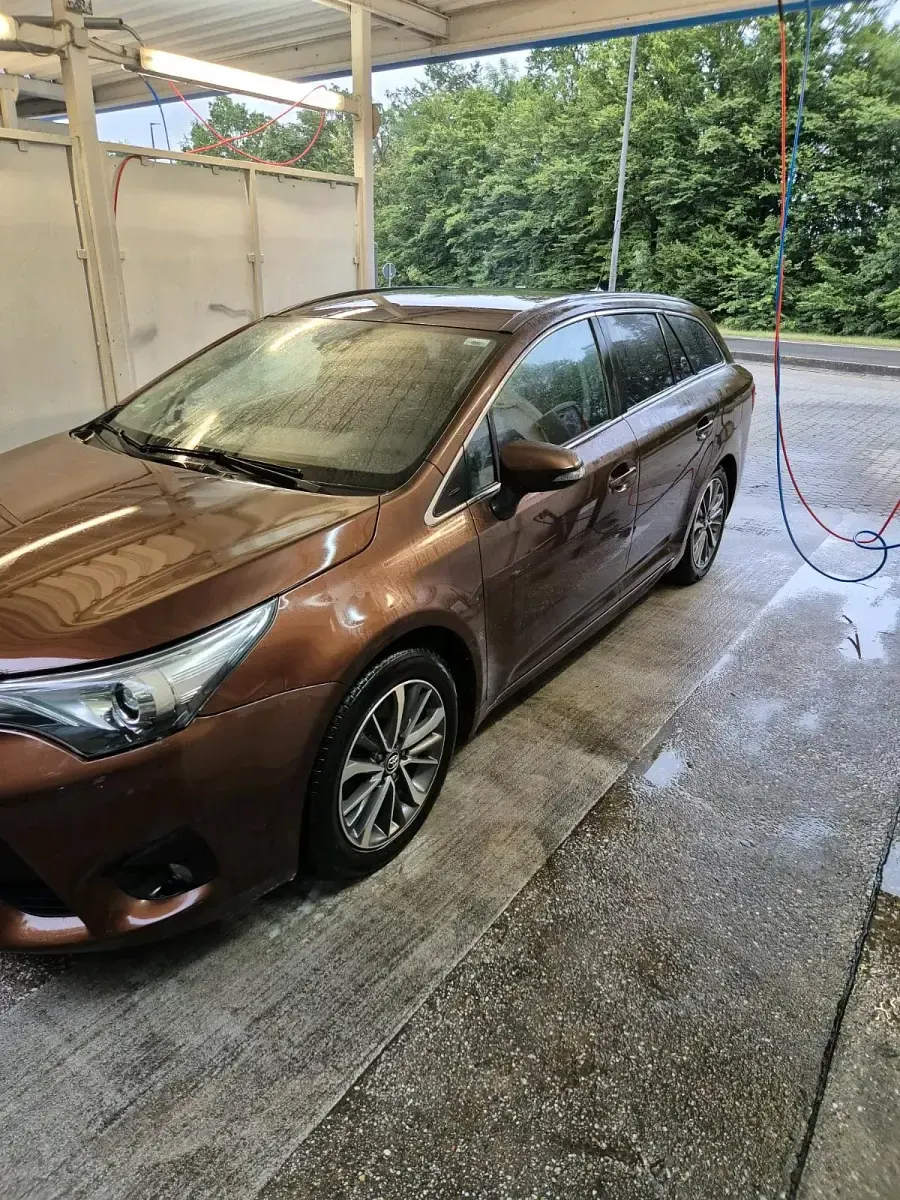 Gebraucht Toyota Avensis 143 PS (105 kW) 2015 Braun Kombi