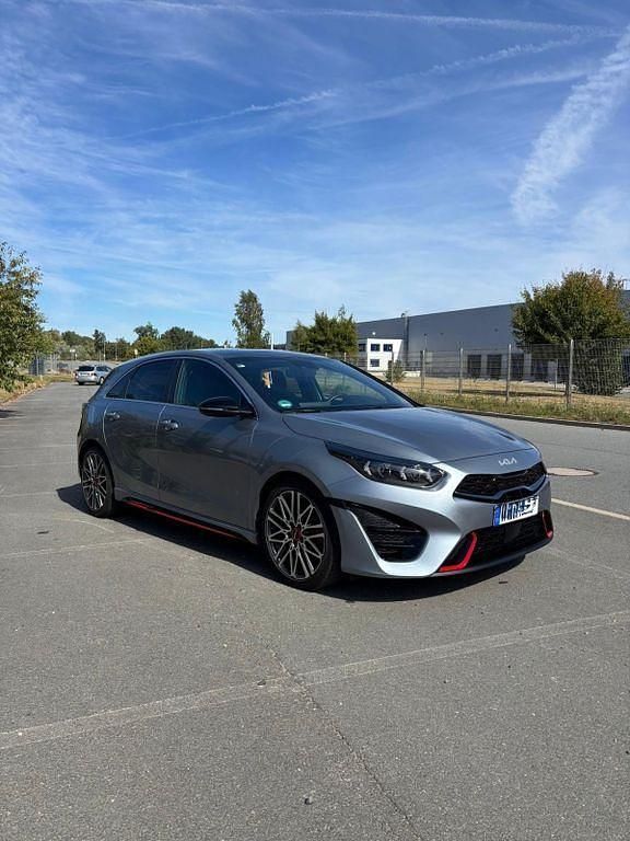 Grau Gebraucht 2023 Kia Ceed GT Limousine | 29.999 € (Etwas zu teuer) - Bild 1/4