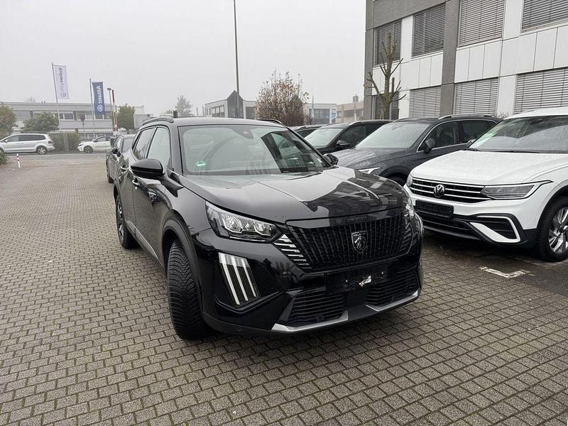 Schwarz schwarz perla nera (metallic) Gebraucht 2024 Peugeot 2008 Allure SUV | 16.480 € (Fairer Preis) - Bild 1/4