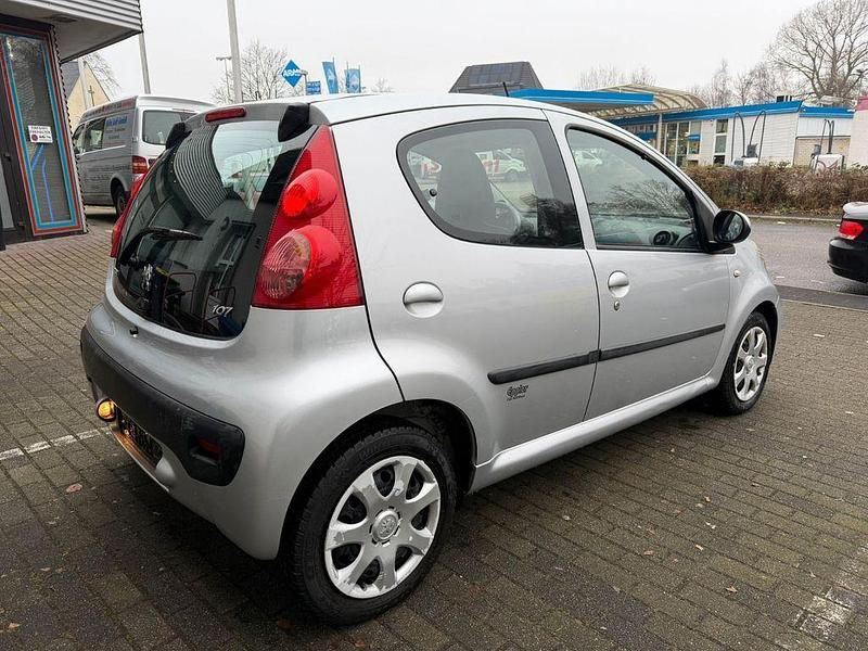Gebraucht Peugeot 107 68 PS (50 kW) 2010 Silber Kleinwagen