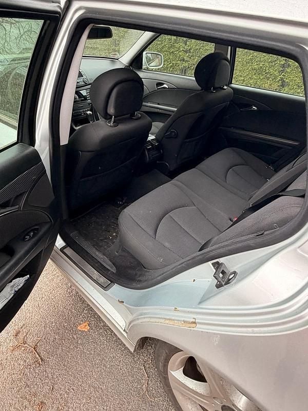 Używany Mercedes E280 Avantgarde 190 KM (139 kW) 2007 Srebrny Kombi