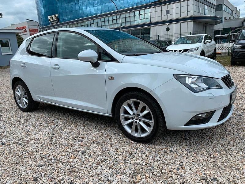 Weiß Gebraucht 2015 Seat Ibiza Stylance Limousine | 9.499 € (Teuer) - Bild 1/4