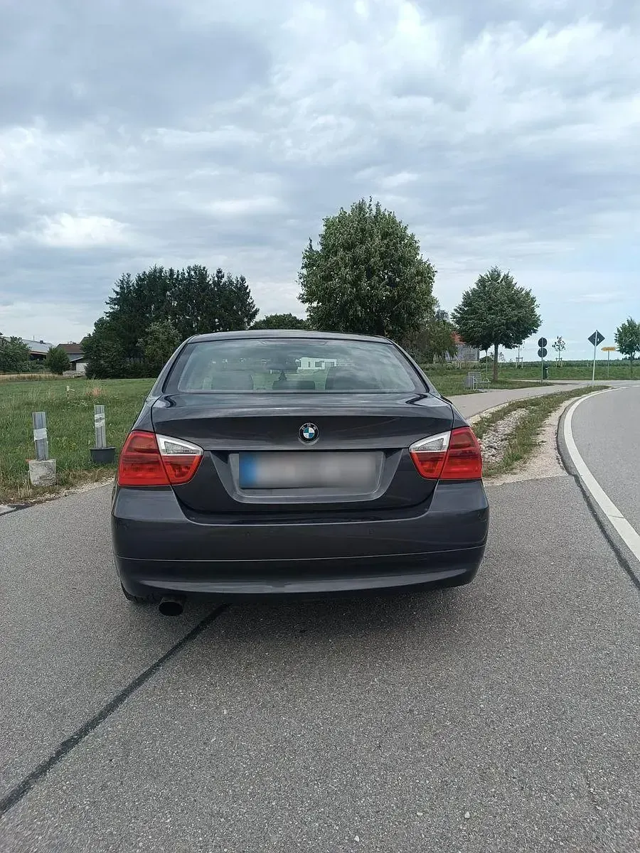 Gebraucht BMW 318 129 PS (94 kW) 2007 Grau Limousine