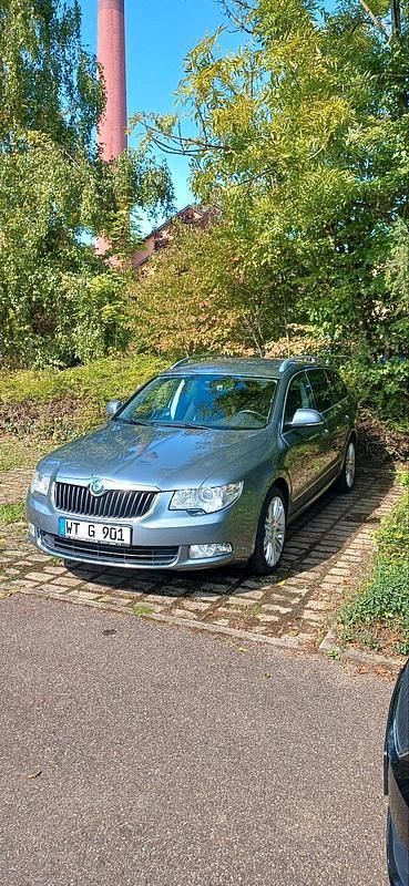 Grau Gebraucht 2011 Skoda Superb Kombi | 4.950 € (Superpreis) - Bild 1/4
