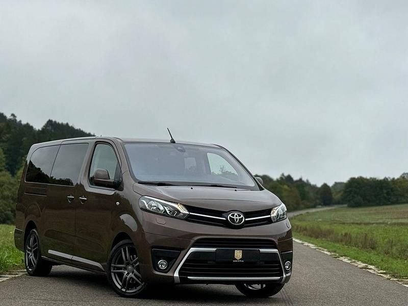 Braun Gebraucht 2022 Toyota Proace Verso Van / Kleinbus | 34.999 € (Guter Preis) - Bild 1/4