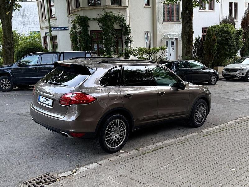 Braun Gebraucht 2011 Porsche Cayenne SUV | 17.800 € (Etwas zu teuer) - Bild 1/4