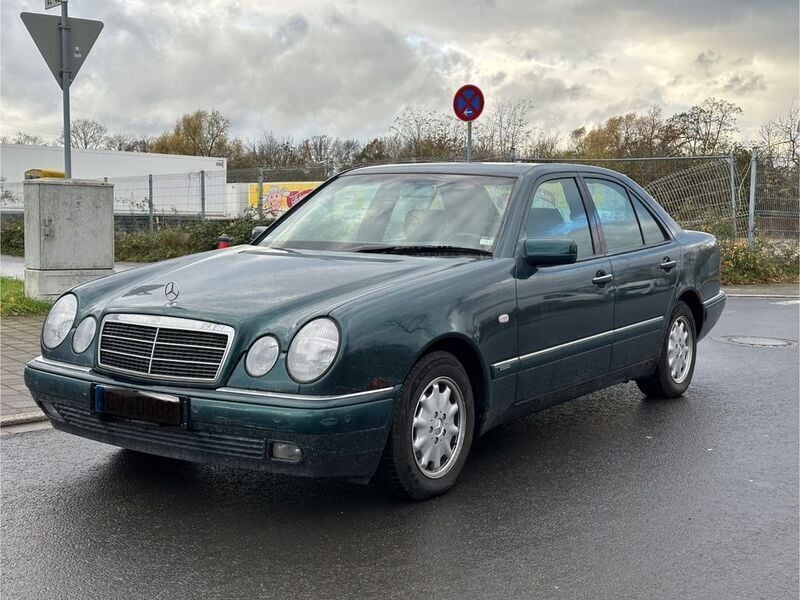 Grün Gebraucht 1997 Mercedes E230 Elegance Limousine | 2.800 € (Superpreis) - Bild 1/4