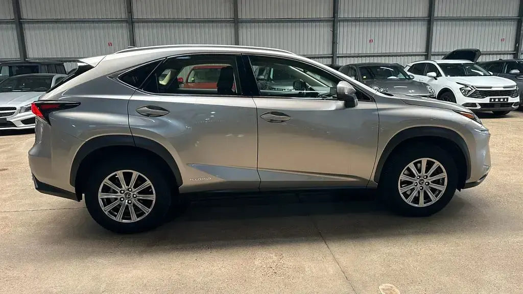 Gebraucht Lexus NX300h 155 PS (114 kW) 2018 Grau SUV