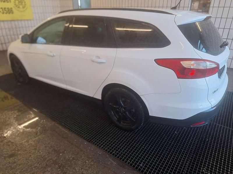 Gebraucht Ford Focus Trend 116 PS (85 kW) 2012 Frostweiß Kombi