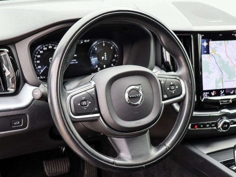 Weiß Gebraucht 2021 Volvo XC60 Momentum SUV | 36.540 € (Fairer Preis) - Bild 1/3
