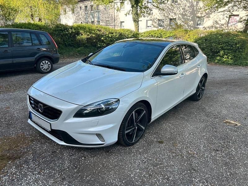 Weiß Gebraucht 2015 Volvo V40 Ocean Race Kombi | 13.300 € (Teuer) - Bild 1/4