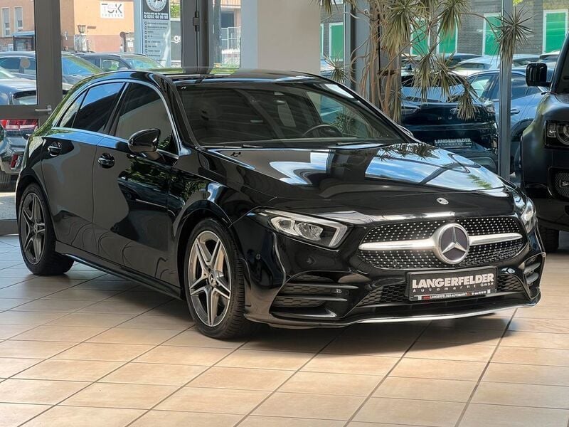Kosmosschwarz metalliclack Gebraucht 2020 Mercedes A200 AMG line Limousine | 26.999 € (Etwas zu teuer) - Bild 1/4