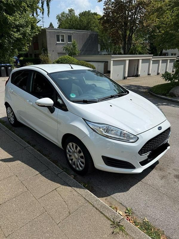 Gebraucht Ford Fiesta Trend 101 PS (74 kW) 2017 Weiß Kleinwagen