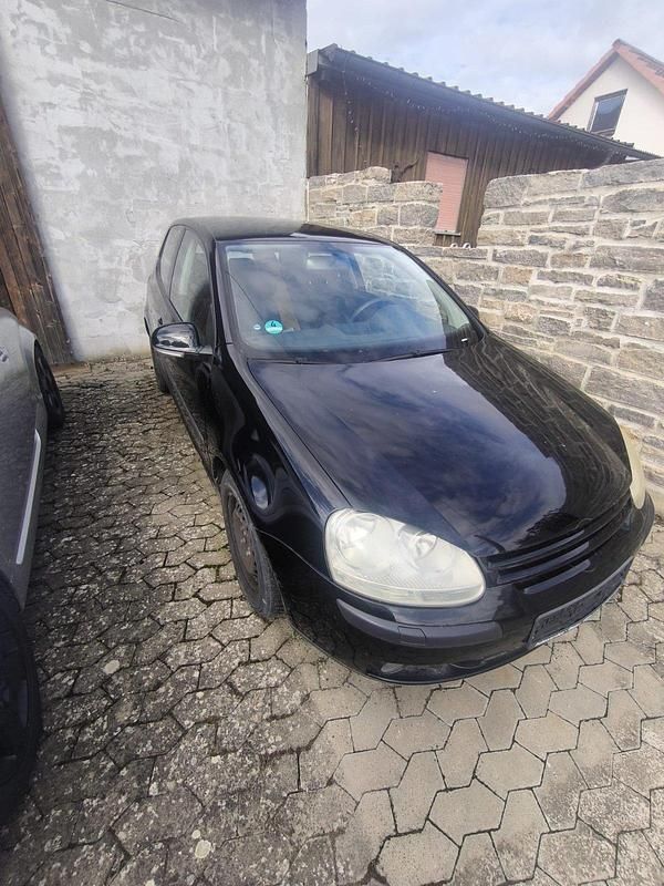 Schwarz Gebraucht 2004 VW Golf V Kleinwagen | 700 € (Superpreis) - Bild 1/4