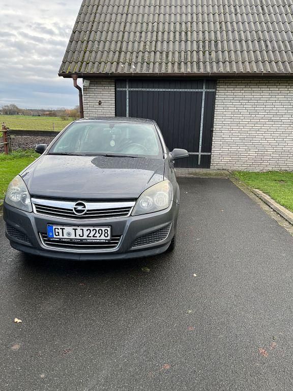 Grau Gebraucht 2009 Opel Astra Edition Limousine | 1.899 € (Fairer Preis) - Bild 1/4
