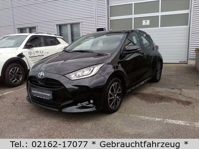 Schwarz Gebraucht 2022 Toyota Yaris Hybrid Team Limousine | 18.480 € (Guter Preis) - Bild 1/4