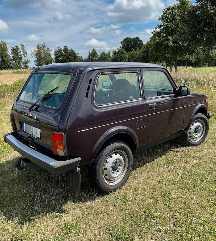 Braun Gebraucht 2017 Lada Urban SUV | 5.900 € - Bild 1/4