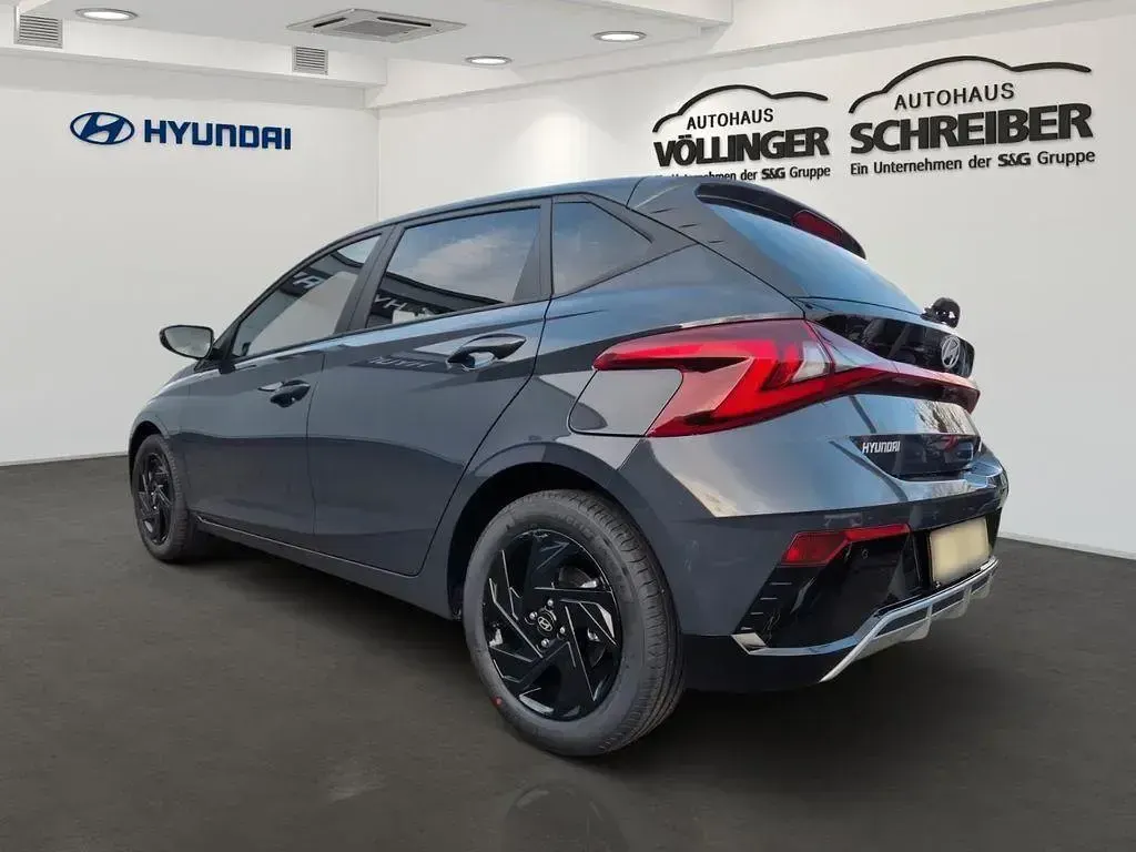 Neu Hyundai i20 Blackline 101 PS (74 kW) 2026 Grau Limousine