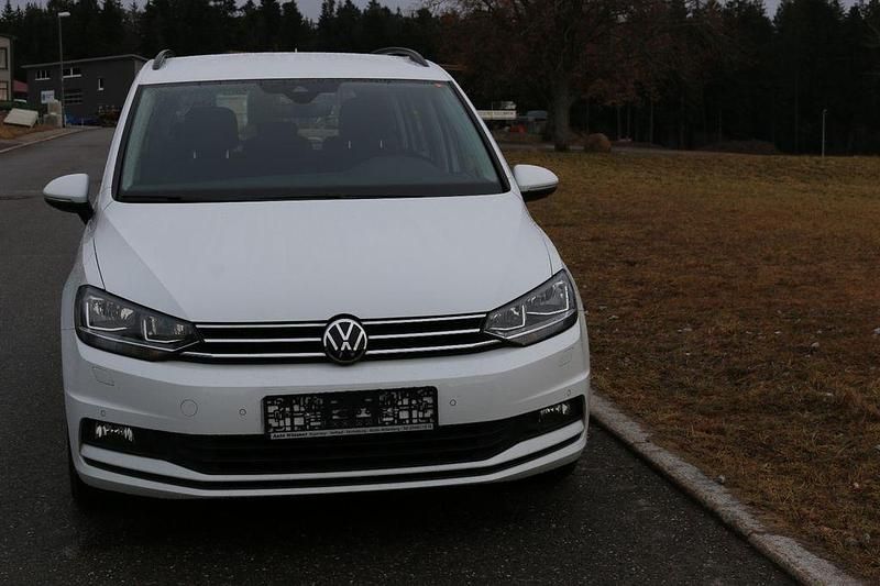 Gebraucht VW Touran Comfortline 122 PS (89 kW) 2022 Weiß Van / Kleinbus