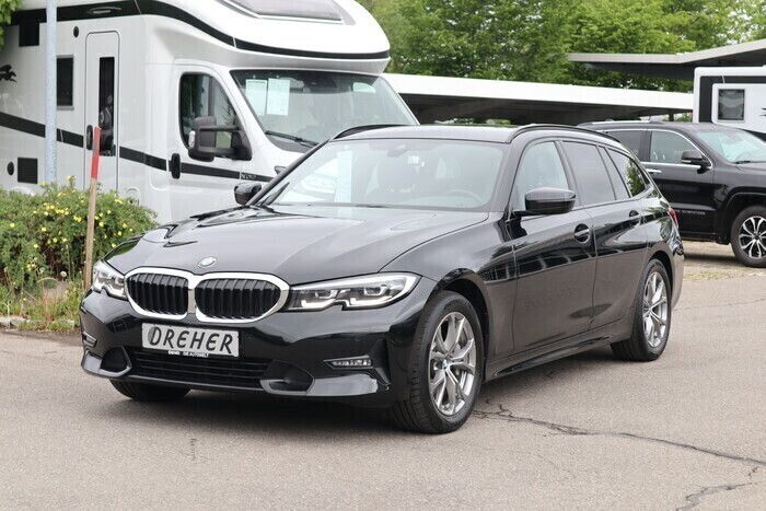 Black sapphire Gebraucht 2021 BMW 330 Sport Line | 34.480 € - Bild 1/4