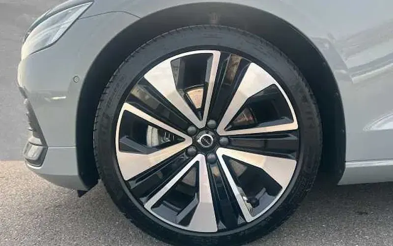 Gebraucht Volvo V60 Core 197 PS (144 kW) 2025 Grau Kombi