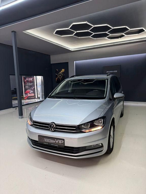 Gebraucht VW Touran 150 PS (110 kW) 2023 Silber Van / Kleinbus