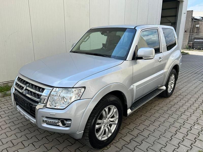 Silber Gebraucht 2016 Mitsubishi Pajero Diamant Edition SUV | 18.999 € - Bild 1/4