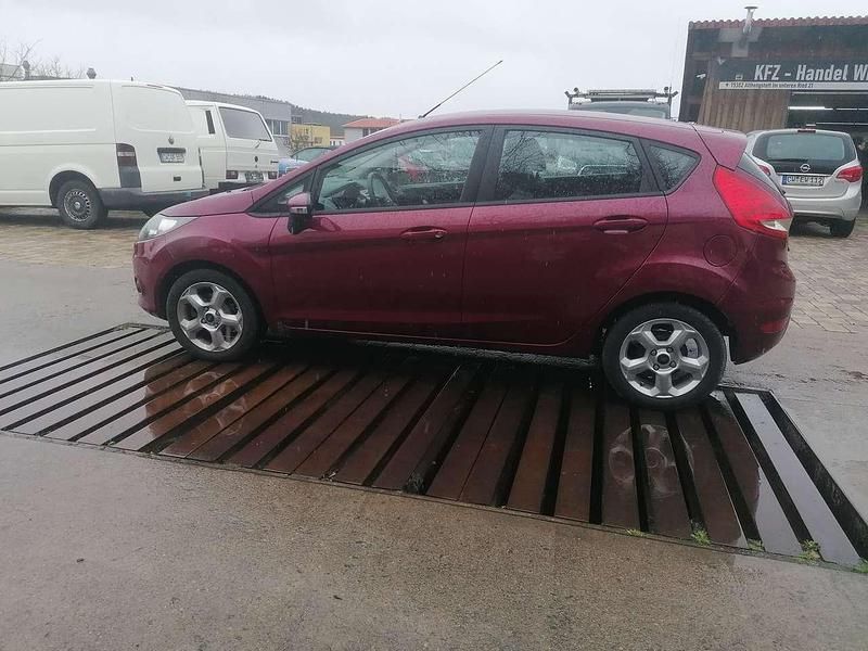 Gebraucht Ford Fiesta Trend 97 PS (71 kW) 2010 Hot magenta Kleinwagen