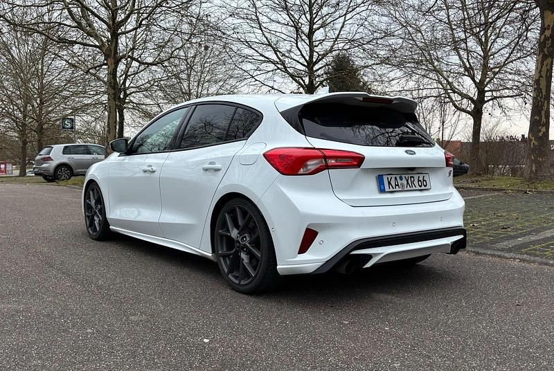 Gebraucht Ford Focus ST 280 PS (205 kW) 2019 Weiß Limousine
