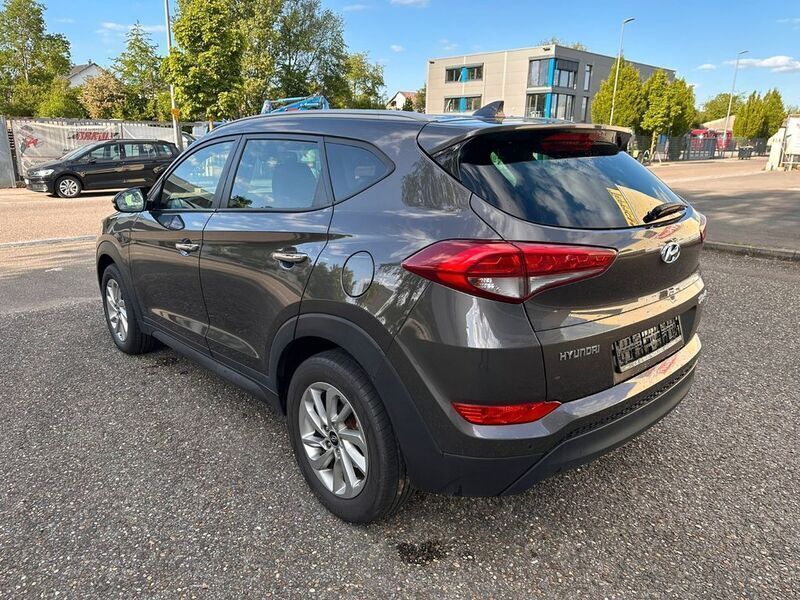 Braun Gebraucht 2015 Hyundai Tucson Intro Edition SUV | 9.900 € - Bild 1/4