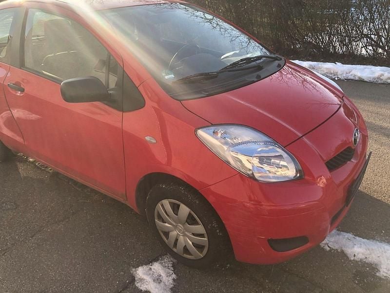 Gebraucht Toyota Yaris Basis 69 PS (50 kW) 2010 Rot Kleinwagen