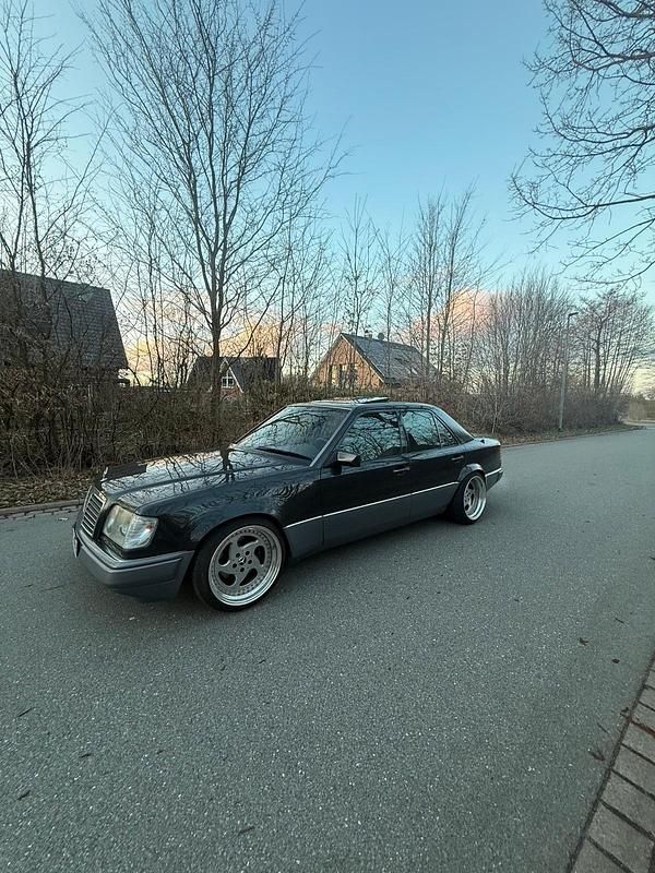 Gebraucht Mercedes E230 140 PS (102 kW) 1992 Schwarz Limousine