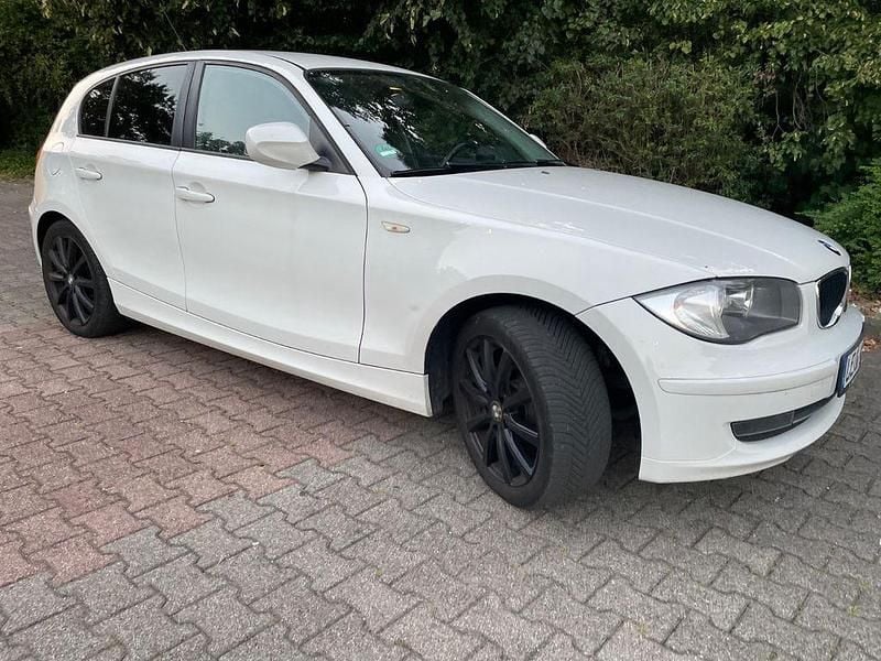 Weiß Gebraucht 2010 BMW 116 Kleinwagen | 3.700 € (Guter Preis) - Bild 1/4